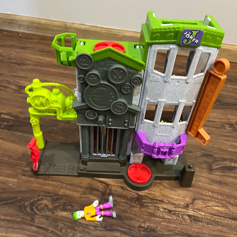 BATMAN = DC Crime Alley Joker Bank = plus 4 accessories
